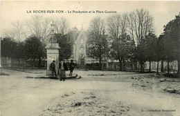 La Roche Sur Yon * La Place Gouvion * Le Presbytère * Villageois - La Roche Sur Yon