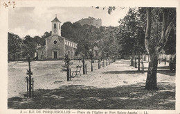 ILE DE PORQUEROLLES : PLACE DE L'EGLISE ET FORT SAINTE AGATHE - Porquerolles