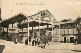Valréas * Place Et Vue Sur Les Halles * Halle * Villageois - Valreas