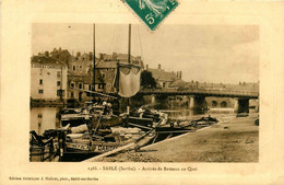 Sablé Sur Sarthe * Arrivée Des Bateaux Au Quai * Péniche Batellerie * Pont * Carrossier GOULET - Sable Sur Sarthe