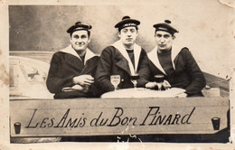 ~+ Carte Photo De 3 Marins Attablés Buvant Du Vin " Les Amis Du Bon Pinard " - Other & Unclassified