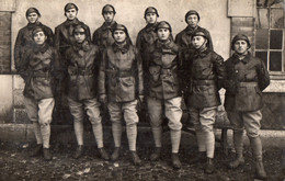 CPA 3158 - MILITARIA - Carte Photo Militaire - RCC - Un Groupe De Tankistes M° 504 Sur Les Cols - Characters