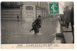 (75) 799, Inondations De 1910, ND Phot 84, Souveteur Traversant Un Habitant De La Rue Du Bac - Paris Flood, 1910