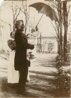 PHOTO ANCIENNE - 88 VOSGES EPINAL 1898 LA MAISON DE FAMILLE LES JARDINS L'ALLEE HOMME AVEC BEBE EMPLOYEE OMBRELLE BONNE - Epinal