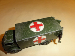 Dinky 626 Ambulance Militaire Quelques écailles - Dinky