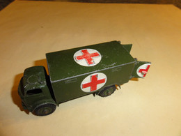 Dinky 626 Ambulance Militaire Quelques Rares écailles - Dinky