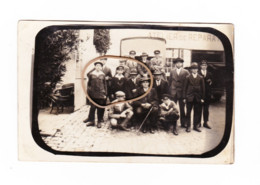 Photo Carte  - EYNATTEN  - Groupe Des Célibataires  Photographié Devant Un Garage  En 1928- ( 364) B50 - Raeren