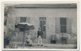 2 CPA Photo - JEANNEYRIAS (Isère) - "Casa Rustica" - 2 Cartes : Deux Personnes Devant Leur Maison. 1922 - Sonstige & Ohne Zuordnung