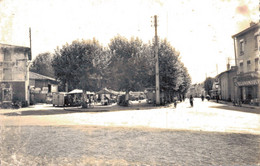 69 - VAULX EN VELIN / LA RUE DE LA REPUBLIQUE - LA PLACE GILBERT BOISSIER - LE MARCHE - Vaux-en-Velin