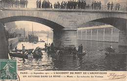 CPA 75 PARIS 25 SEPTEMBRE 1911 ACCIDENT DU PONT DE L'ARCHEVECHE UN AUTOBUS DANS LA SEINE - Other & Unclassified