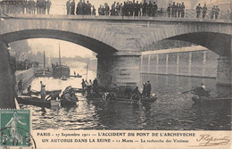 CPA 75 PARIS 25 SEPTEMBRE 1911 ACCIDENT DU PONT DE L'ARCHEVECHE UN AUTOBUS DANS LA SEINE - Altri & Non Classificati