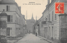 CPA 94 DOURDAN LA TOUR PRISE RUE DE CHARTRES (cliché Pas Courant - Dourdan