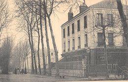 CPA 91 DOURDAN PLACE DE LA GARE - Dourdan