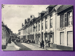 59   CASSEL  Rue De BERGUES  Les Écoles  Beau Plan Animé   Bon état (nom éffacé) - Cassel