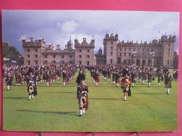 Visuel Très Peu Courant - Ecosse - Kelso - Massed Pipe Bands - Floors Castle - Joli Timbre - R/verso - Roxburghshire