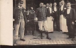 Thème Carte Postale  A Identifier :  Personnel Devant L'entrée D'un Café Hotel   (voir Scan) - Fotografia