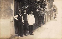 Thème Carte Postale  A Identifier :  Personnel Devant L'entrée D'un Café Hôtel.   (voir Scan) - Fotografia