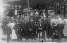 Thème Carte Postale  A Identifier : Personnel Et Clients Devant Tabacs. Brasserie ???  Paris  ??  (voir Scan) - Photographs