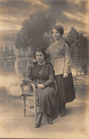 Thème Carte Postale  A Identifier : Deux Femmes Posant Devant Le Photographe  . Cachet D'Epernay  51   (voir Scan) - Photographs