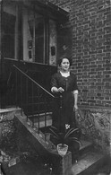 Thème Carte Postale  A Identifier : Femme Posant Devant L'escalier De Sa Maison   Rambouillet  ?? (voir Scan) - Photographs