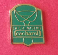PIN'S - CACHAREL - Chemise Verte Et Or - Trademarks