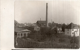 CPA PHOTO    USINE ET MAISONS---TROUVEE DANS UN LOT D'ALLEMAGNE - Photos