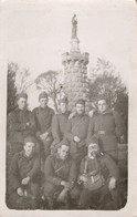 CPA 3174 - MILITARIA - Carte Photo Militaire - Un Groupe De Soldats Dont Un Avec Un Masque à Gaz - Personen