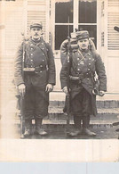 Carte Photo Cpa 2 Soldats En Tenue Complète Bleu Horizon 1915 - Weltkrieg 1914-18