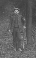 Thème Carte Postale  A Identifier  Homme Seul Appuyé Sur Une Chaise Dans Un Jardin Fumant Une Cigarette Alsa (voir Scan) - Photographs