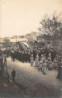 Thème Carte Postale  A Identifier  Religion Procession  49 Ou 53 Voir église Au Fond. Candé Maine Et Loire ?(voir Scan) - Photographs