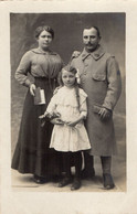 CPA 3181 - MILITARIA - Carte Photo Militaire - Soldat N° 146 Sur Le Col Avec Femme & Enfant - Personajes