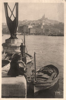 Marseille * Persepctive Et Vue Sur Notre Dame De La Garde * Barque De Pêcheurs - Notre-Dame De La Garde, Aufzug Und Marienfigur