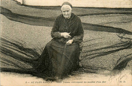 Pays Basque * Vieille Femme Rattrapant Les Mailles D'un Filet * Type Personnage * Cachet Au Dos 3ème Régiment Artillerie - Autres & Non Classés