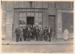 Thème Photo Non Localisée   Personnel Devant Un Café: Mieux Vaut Ici Qu'en Face   11x8 Cms  (voir Scan) - Other & Unclassified