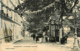 Barbezieux * Marchand De Cartes Postales Anciennes Postcards Librairie , Le Kiosque à Journaux - Altri & Non Classificati