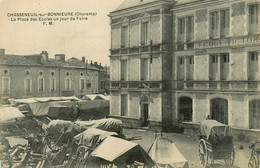 Chasseneuil Sur Bonnieure * La Place Des école Un Jour De Foire * Marché - Autres & Non Classés