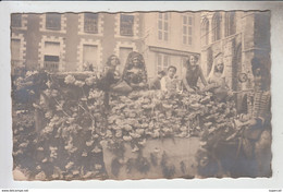 RT32.180 CARTE -PHOTO  .  CHAR FLEURI  DE CARNAVAL  DEVANT EGLISE - Carnaval