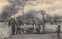 Saint Mandé    94        Petit Marché Aux Puces à La Barrière  Vente Cartes Postales .  Militaires.  (voir Scan) - Saint Mande