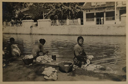 Indonesia - Ned. Indie / FOTOKAART Batavia 1930 Vrouwen Aan De Was - Indonesia