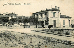 Pessac * Rue Et Vue Sur Les écoles * Attelage - Pessac