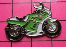 317 Pin's Pins / Beau Et Rare / THEME : MOTOS / MOTO SPORTIVE VERTE ET BLANCHE De Castille A IDENTIFIER - Motos