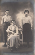 Photographie - Carte-photo - 3 Jeunes Femmes - Photographe 1919 Châtillon-sur-Chalaronne Ain - Photographs