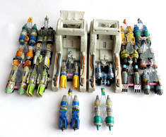 LOT Figurines Micro Machines Star Wars 2 Lanceurs Et 16 PODRACER DIFFERENTS Figurine - Altri & Non Classificati