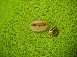 2029  PINS  Pin's  CHAMPION   Supermarché  " On S'engage à Fond" - Alimentation