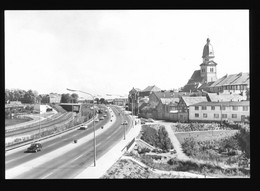 DDR Foto AK 1981 Waren Müritz, Schnellstraße, Eisenbahn Schienen, Viele DDR Oldtimer - Waren (Mueritz)