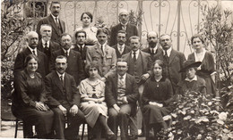 CPA PHOTO DE FAMILLE INCONNUE----TRES ANIMEE - Photos