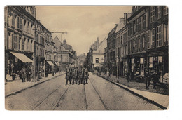 DG2124 - DEP. 08 - CHARLEVILLE - GRANDE RUE - SOLDATS MARCHANT DANS LA RUE - 2e QUALITÉ - Charleville