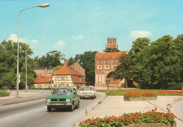 DDR Foto AK Neubrandenburg Blick Zum Stargarder Tor, Davor DDR Oldtimer Wie Lada - Neubrandenburg