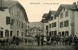 Espelette * La Place Du Marché * Foire Aux Bestiaux Boeufs * Hôtel Du Marché * Café * Gendarmes - Espelette