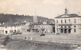 76-LILLEBONNE- LA PLACE DE L'HÔTEL DE VILLE ET LA POSTE - Lillebonne